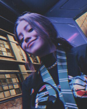 Karol Sevilla Instagram - Todos tenemos luz y oscuridad en nuestro interior. Lo que importa es qué parte elegimos potenciar! 🖤🪄🧙‍♀️✨💀