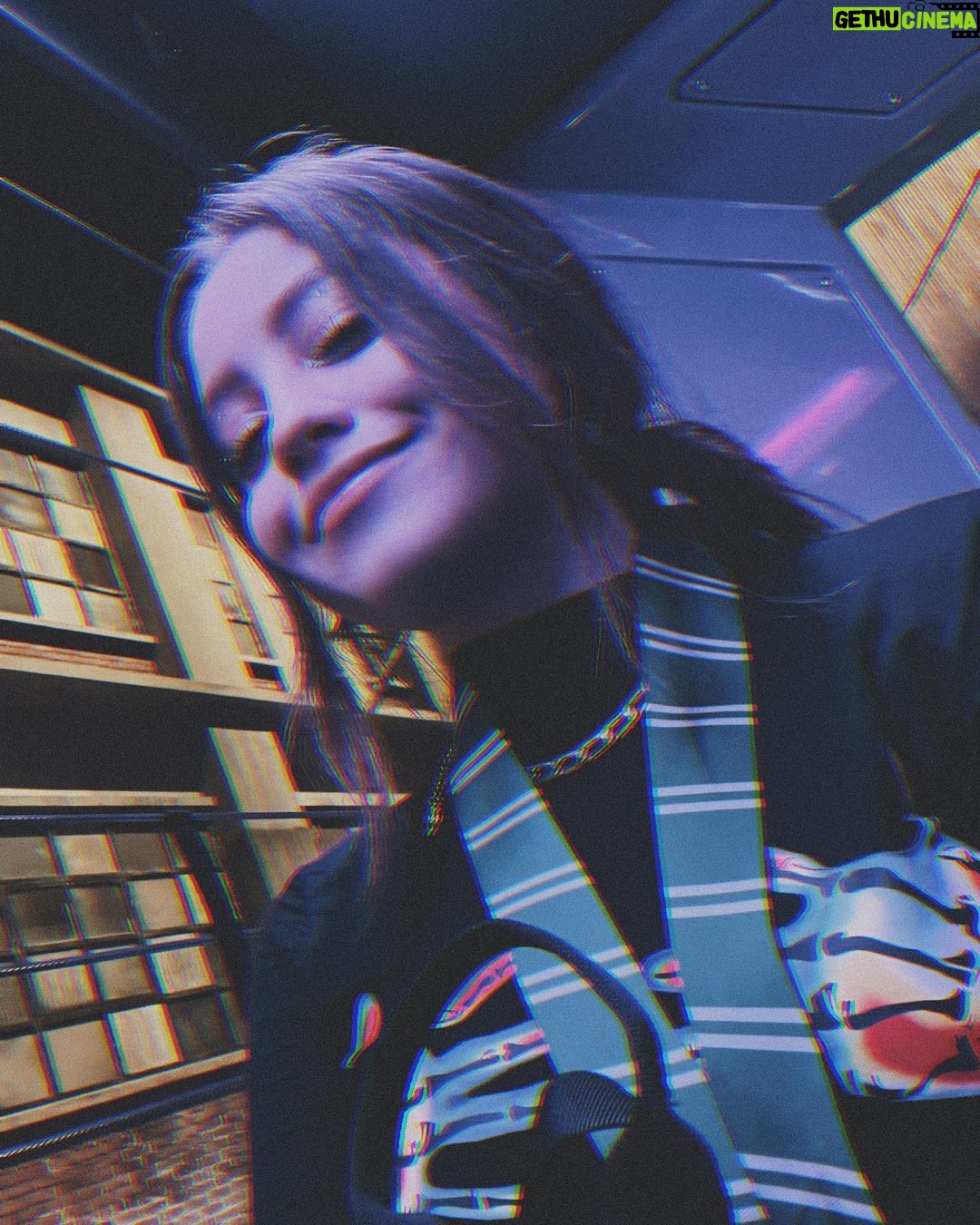 Karol Sevilla - 281.4K Likes - Todos tenemos luz y oscuridad en nuestro interior. Lo que importa es qué parte elegimos potenciar! 🖤🪄🧙♀️✨💀