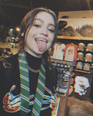 Karol Sevilla Instagram - Todos tenemos luz y oscuridad en nuestro interior. Lo que importa es qué parte elegimos potenciar! 🖤🪄🧙‍♀️✨💀