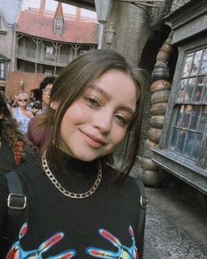 Karol Sevilla Instagram - Todos tenemos luz y oscuridad en nuestro interior. Lo que importa es qué parte elegimos potenciar! 🖤🪄🧙‍♀️✨💀