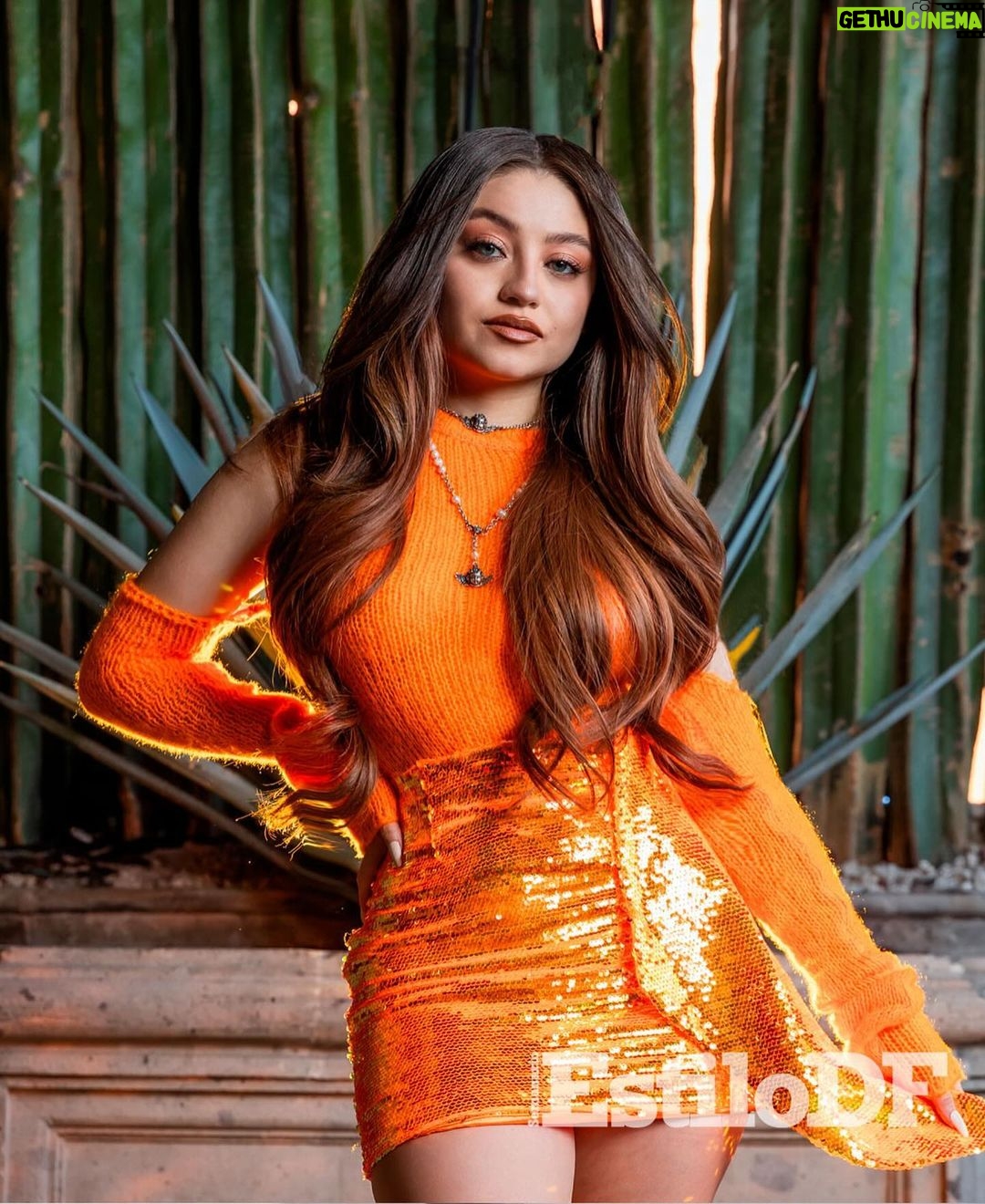 Karol Sevilla Instagram - Hoy es Viernes de #EstiloDFWeekend en portada tenemos a @karolsevillaofc Más allá de ser una artista exitosa, la cantante y actriz se revela como una mujer con buenos y malos momentos que lucha todos los días por alcanzar la felicidad. 📍 @rayocdmx