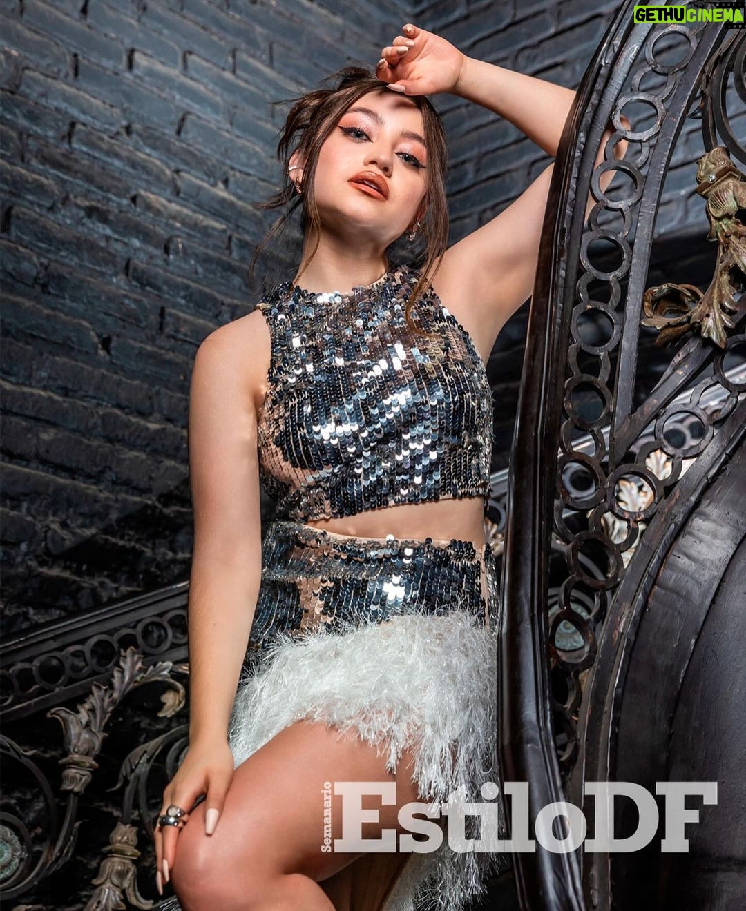 Karol Sevilla Instagram - Hoy es Viernes de #EstiloDFWeekend en portada tenemos a @karolsevillaofc Más allá de ser una artista exitosa, la cantante y actriz se revela como una mujer con buenos y malos momentos que lucha todos los días por alcanzar la felicidad. 📍 @rayocdmx