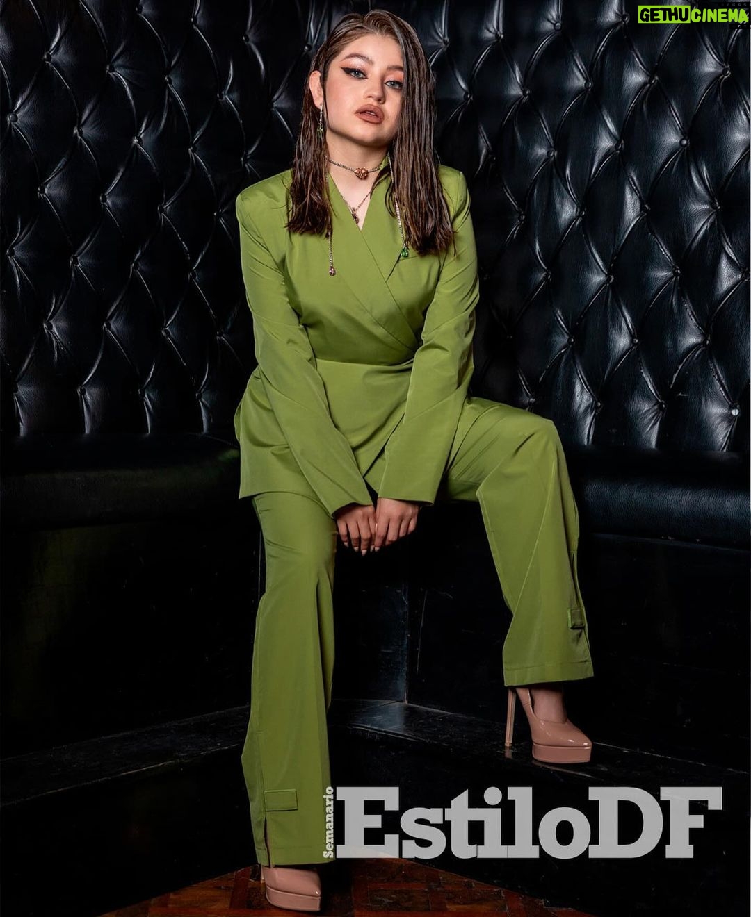 Karol Sevilla Instagram - Hoy es Viernes de #EstiloDFWeekend en portada tenemos a @karolsevillaofc Más allá de ser una artista exitosa, la cantante y actriz se revela como una mujer con buenos y malos momentos que lucha todos los días por alcanzar la felicidad. 📍 @rayocdmx