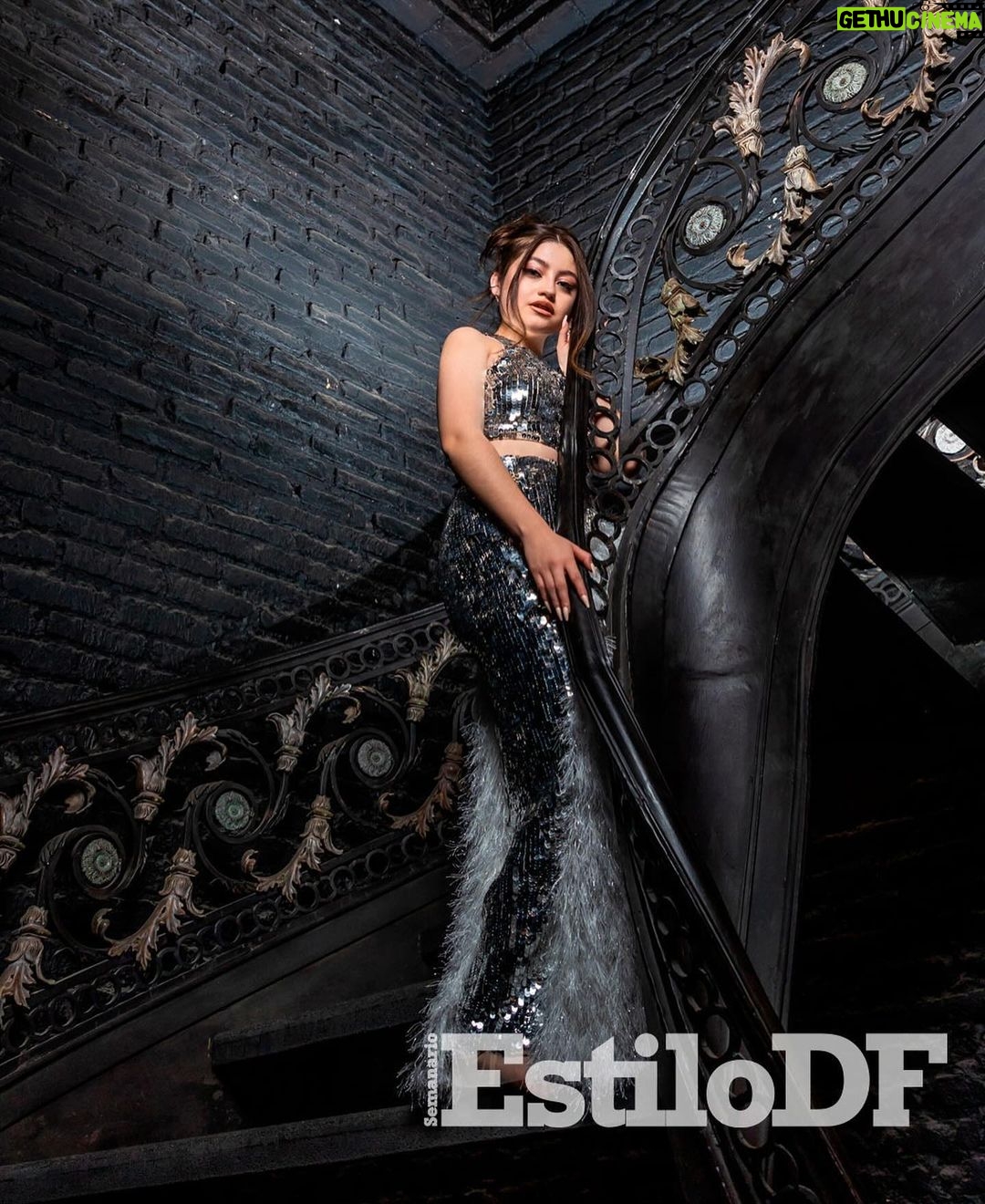 Karol Sevilla Instagram - Hoy es Viernes de #EstiloDFWeekend en portada tenemos a @karolsevillaofc Más allá de ser una artista exitosa, la cantante y actriz se revela como una mujer con buenos y malos momentos que lucha todos los días por alcanzar la felicidad. 📍 @rayocdmx