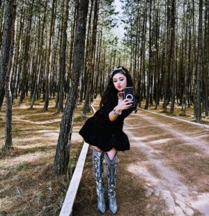 Karol Sevilla Instagram - la más coquette 🎀 en la fiesquette 🍺 con su súper samsumquette 🖤 JAJAJAJAJA