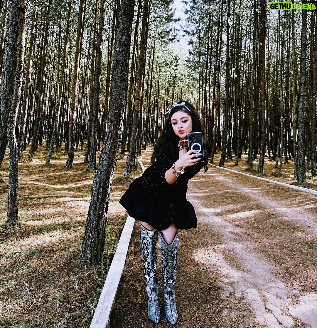 Karol Sevilla - 317.1K Likes - la más coquette 🎀 en la fiesquette 🍺 con su súper samsumquette 🖤 JAJAJAJAJA