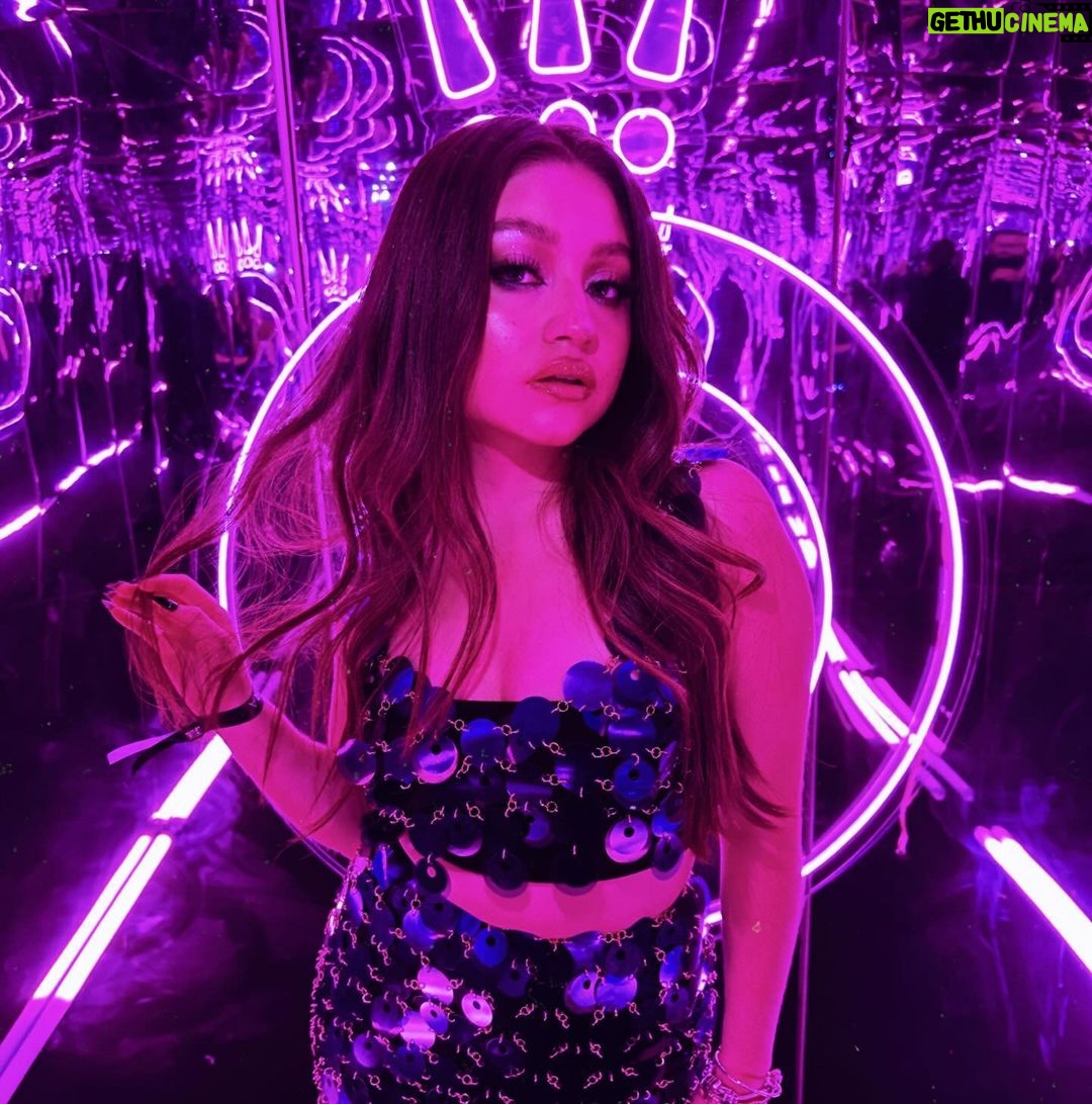 Karol Sevilla Instagram - Con paso firme bb.