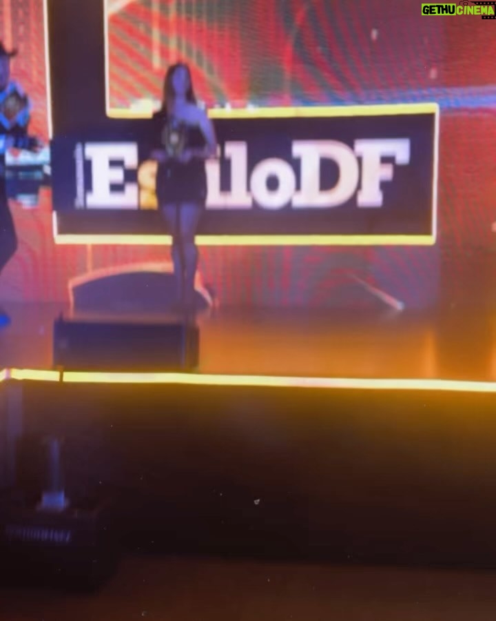 Karol Sevilla Instagram - ayer fue una noche mágica!! @estilodf nos dio el premio de “Celebridad Digital Del Año” soy la mujer más afortunada del mundo! Gracias!!