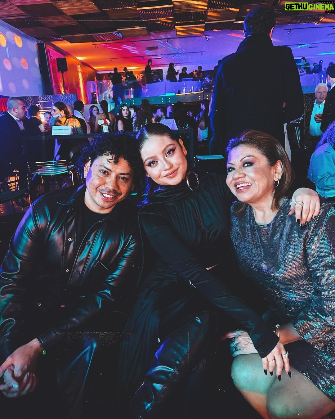 Karol Sevilla Instagram - ayer fue una noche mágica!! @estilodf nos dio el premio de “Celebridad Digital Del Año” soy la mujer más afortunada del mundo! Gracias!!