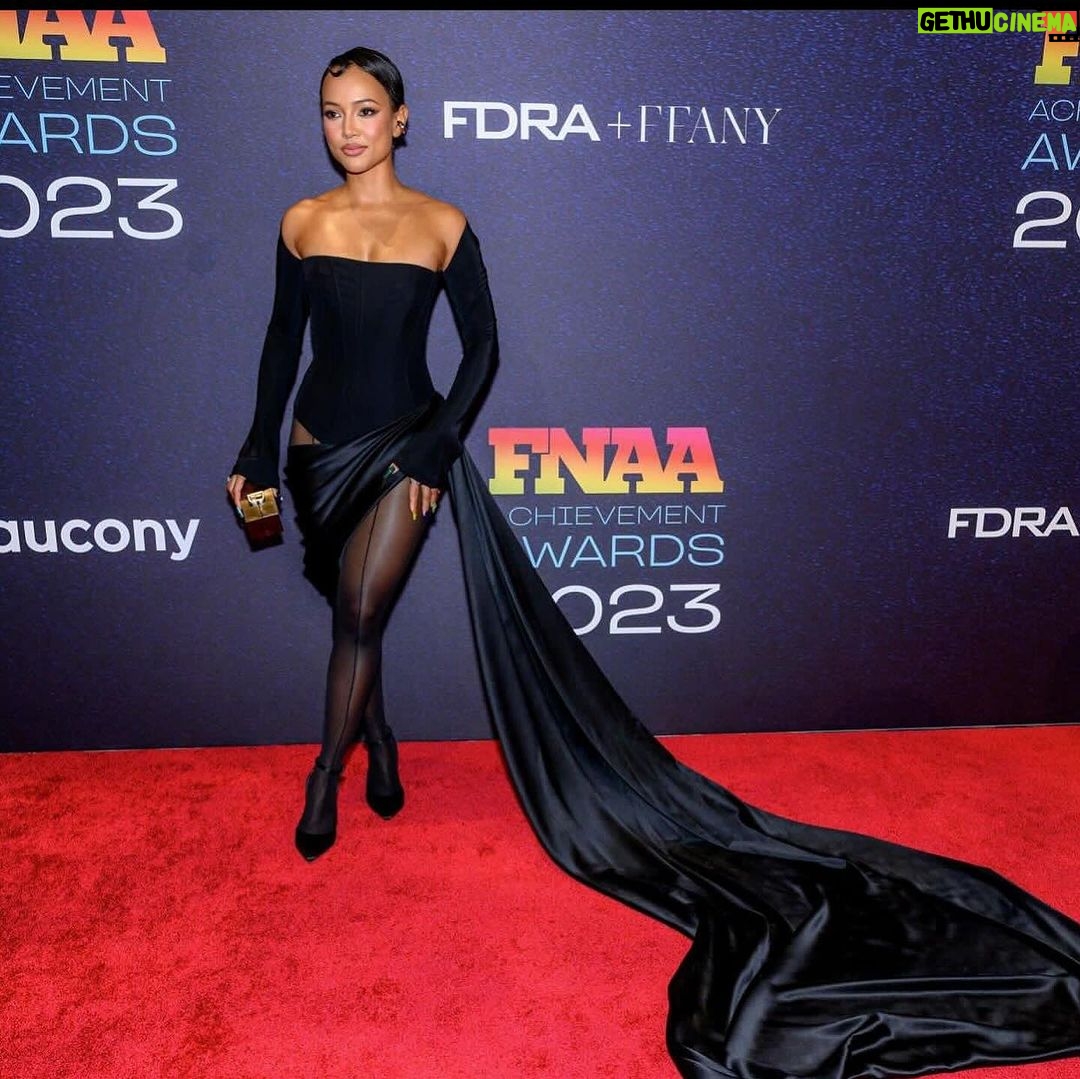 Karrueche Tran Instagram - I was so honored to present my boo @brandonblackwoodnyc his ‘Launch of the Year’ award at the @footwearnews awards 🖤 I love you and am beyond proud of you!! And I just can’t get over this custom look he made me!! Literally baby does it all! Dress, bag and shoes are all BB 👏🏽👏🏽👏🏽 @tuddynana @lizrimhair