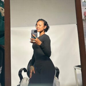 Karrueche Tran Instagram - shoutout to @cesar4styles for this haircut 🫶🏽🫂 life is really LIFING right now and it was time for me to let go of a lot of old energy.. I’ve always wanted to cut my hair short short but never had the balls to do it.. I feel like a weight has been lifted.. I feel so free and I honestly love it.. being able to release my hair in the ocean along w some of my dads ashes was magical.. a full circle moment as my dad was also a hairstylist lol 🕊️ Cesar, thank you for being so gentle and patient with me.. I appreciate you so much.. Out with the old, in with the new ✨ (last pic was our first round haircut lol)