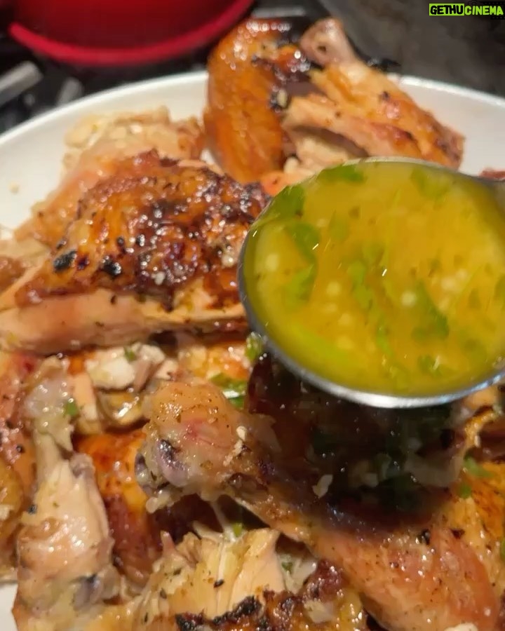 Karrueche Tran Instagram - on Saturday’s we get busy in the kitchen 👅 lemon garlic chicken mac&cheese triple berry crisp peach crisp You can call me the crisp Queen lol although I did burn the both of them a little bit this time hehe they were still good tho