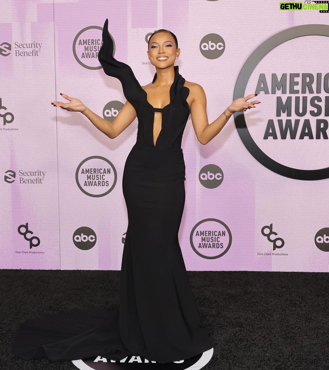 Karrueche Tran Instagram - AMAs ‘23 Gotta take a minute to give my team their flowers!! Always keeping me on point, every single time! Love y’all! @bryonjavar @artistrybystephen_ @hairbyyuichi 📸 @mr_dadams The West Hollywood EDITION