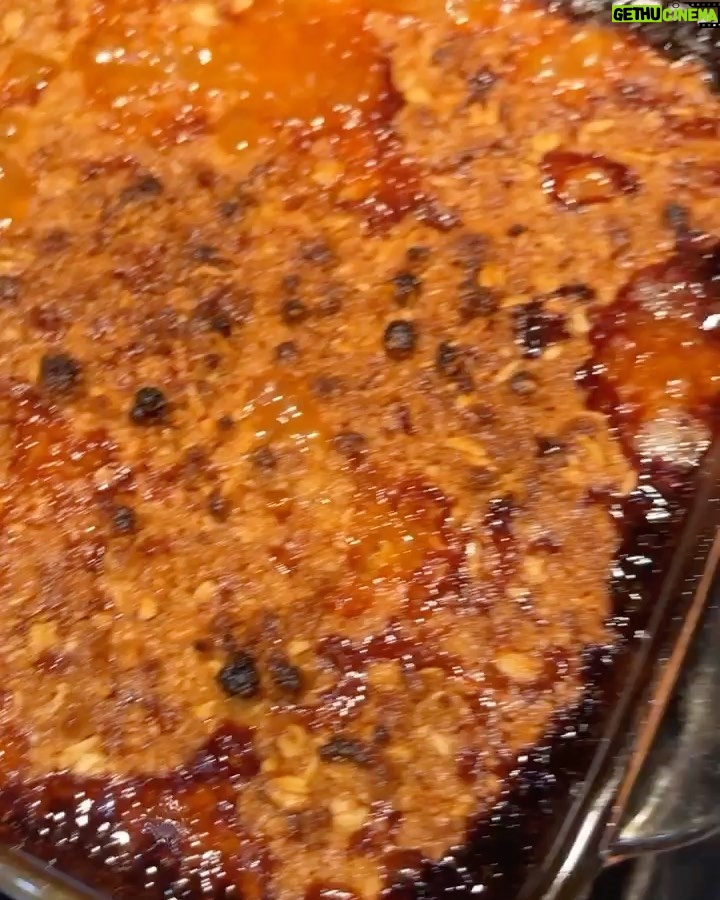 Karrueche Tran Instagram - on Saturday’s we get busy in the kitchen 👅 lemon garlic chicken mac&cheese triple berry crisp peach crisp You can call me the crisp Queen lol although I did burn the both of them a little bit this time hehe they were still good tho