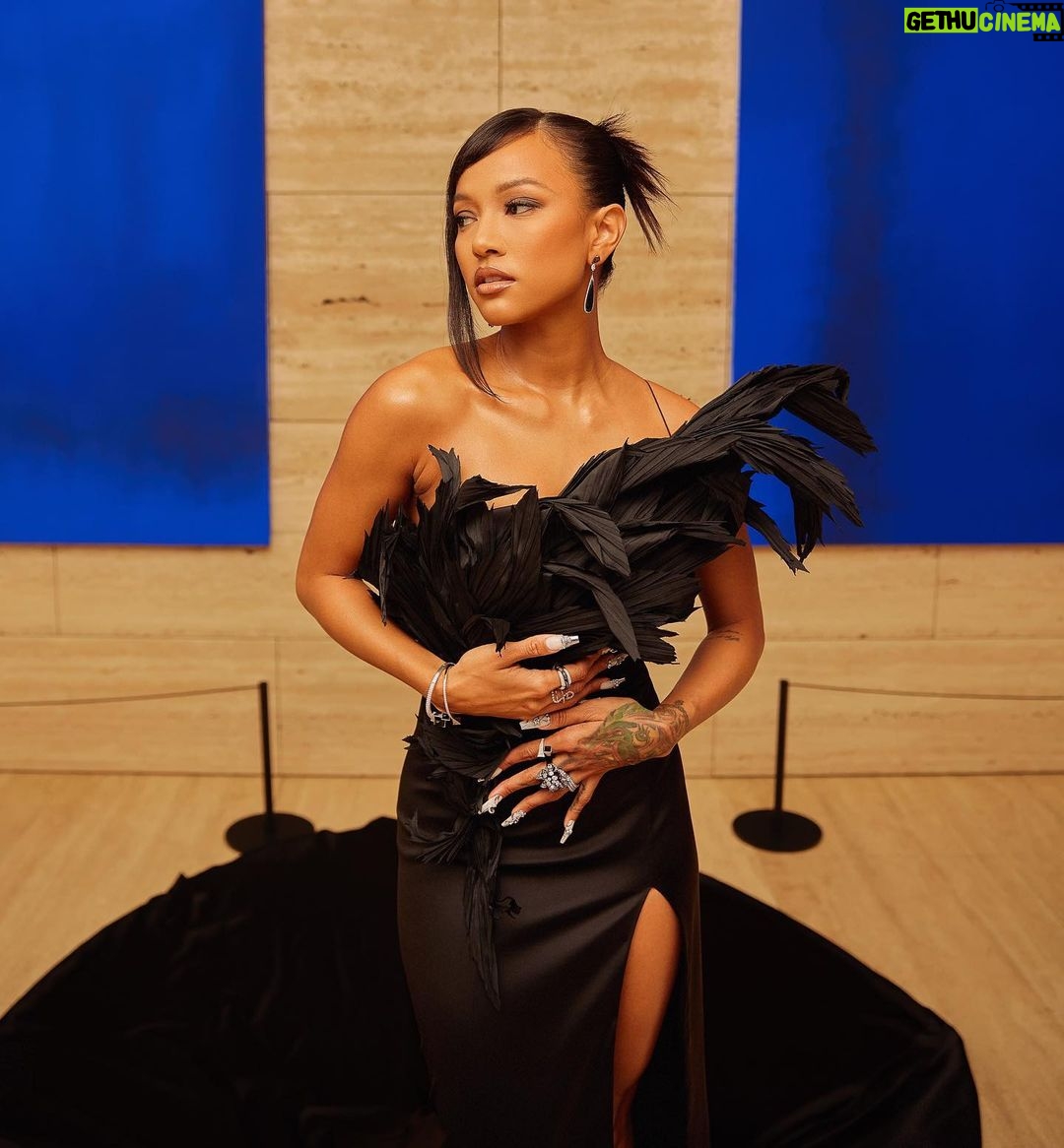 Karrueche Tran Instagram - 🖤 @eltonjohn Academy Awards Viewing Party @bryonjavar @artistrybystephen_ @hairbyyuichi Dress: @marmarhalim Bracelet: @marli Rings: @kallatijewelry @anabelachan Earring: @anabelachan 📸 @tayojr The West Hollywood EDITION
