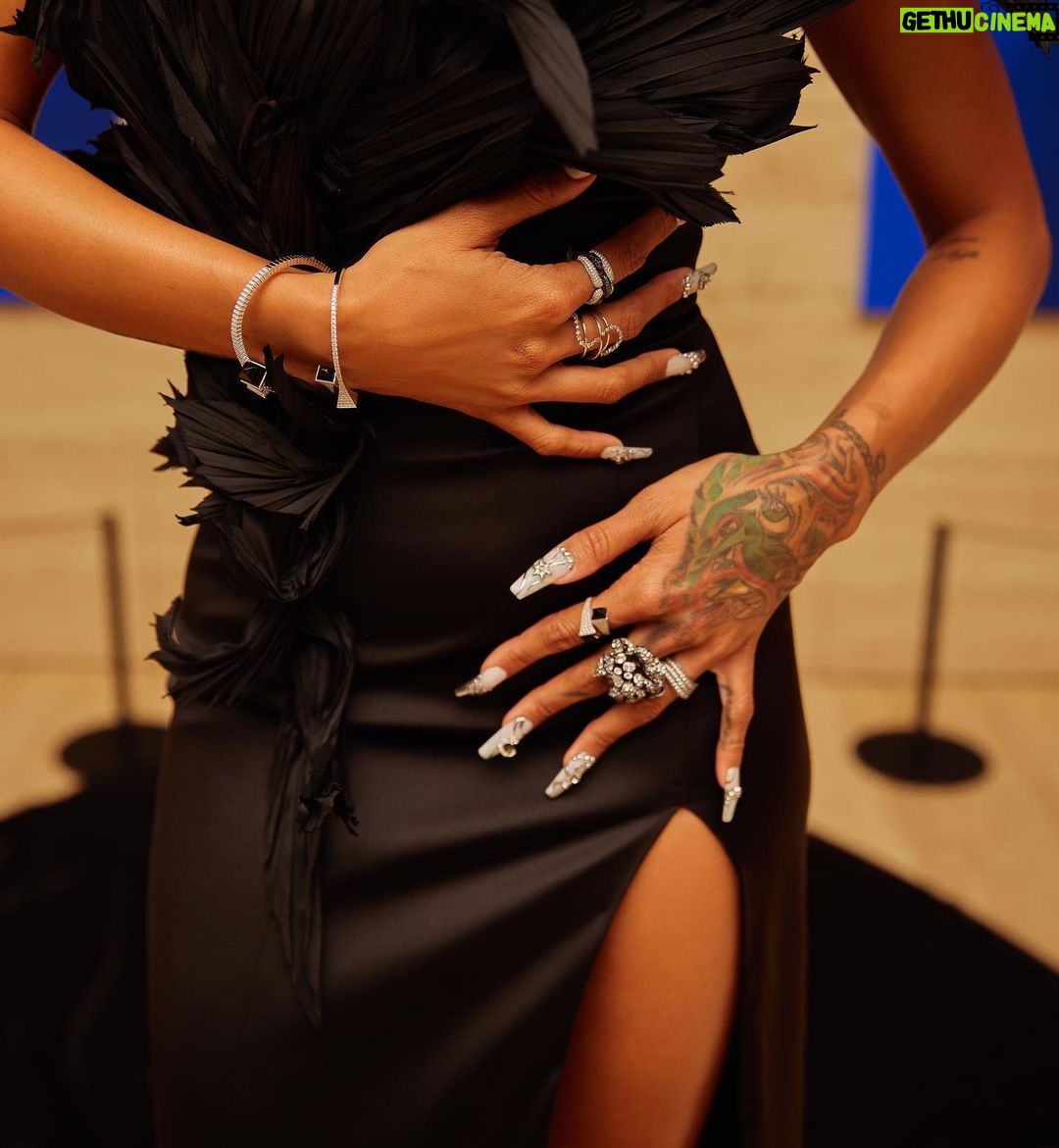 Karrueche Tran Instagram - 🖤 @eltonjohn Academy Awards Viewing Party @bryonjavar @artistrybystephen_ @hairbyyuichi Dress: @marmarhalim Bracelet: @marli Rings: @kallatijewelry @anabelachan Earring: @anabelachan 📸 @tayojr The West Hollywood EDITION