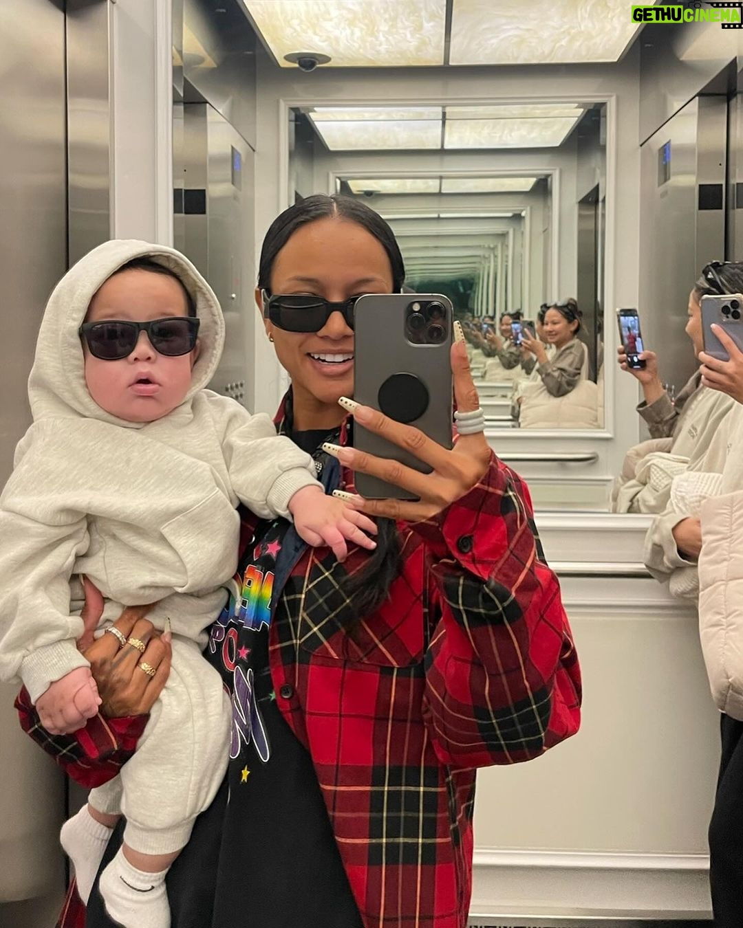 Karrueche Tran Instagram - Christmas in Toronto ❤️ I got to see ALL my family this holiday season and that is a true blessing.. I’m so grateful and my heart is full