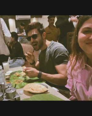 Kartik Aaryan Instagram - After visiting these delicious and iconic eateries in Bangalore, 
soch raha hoon food blogger ban jaun 😜😋 
#rameshwaramcafe #Nagarjunafood #CheatDay 🙈