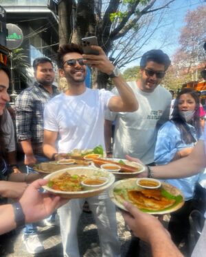 Kartik Aaryan Instagram - After visiting these delicious and iconic eateries in Bangalore, 
soch raha hoon food blogger ban jaun 😜😋 
#rameshwaramcafe #Nagarjunafood #CheatDay 🙈