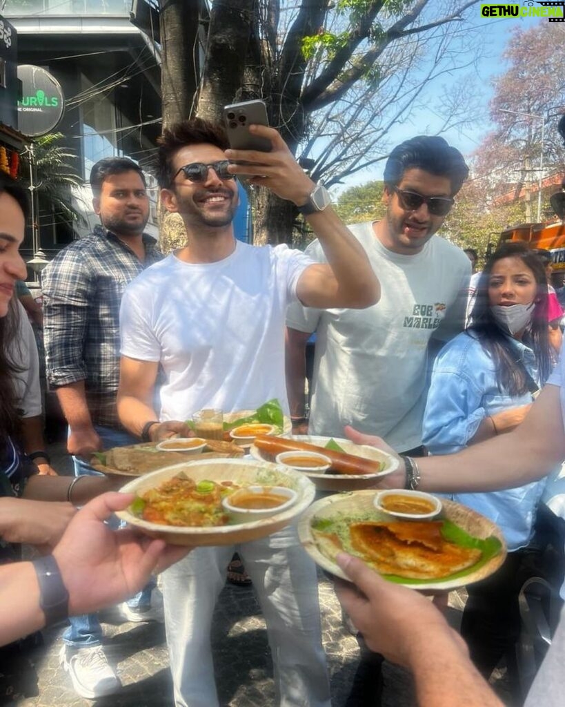 Kartik Aaryan Instagram - After visiting these delicious and iconic eateries in Bangalore, soch raha hoon food blogger ban jaun 😜😋 #rameshwaramcafe #Nagarjunafood #CheatDay 🙈 Bangalore, India