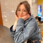 Kasumi Hasegawa Instagram - 新大久保を満喫した日🥸 ゆうちゃんが彼女とデートなうみたいな写真いっぱい撮ってくれた☺️♡ ありがとう！ #新大久保グルメ #クロッフル #新大久保カフェ #新大久保デート #メガネ女子 #めがね女子 #ヘアアレンジ #ハーフアップお団子 新大久保付近