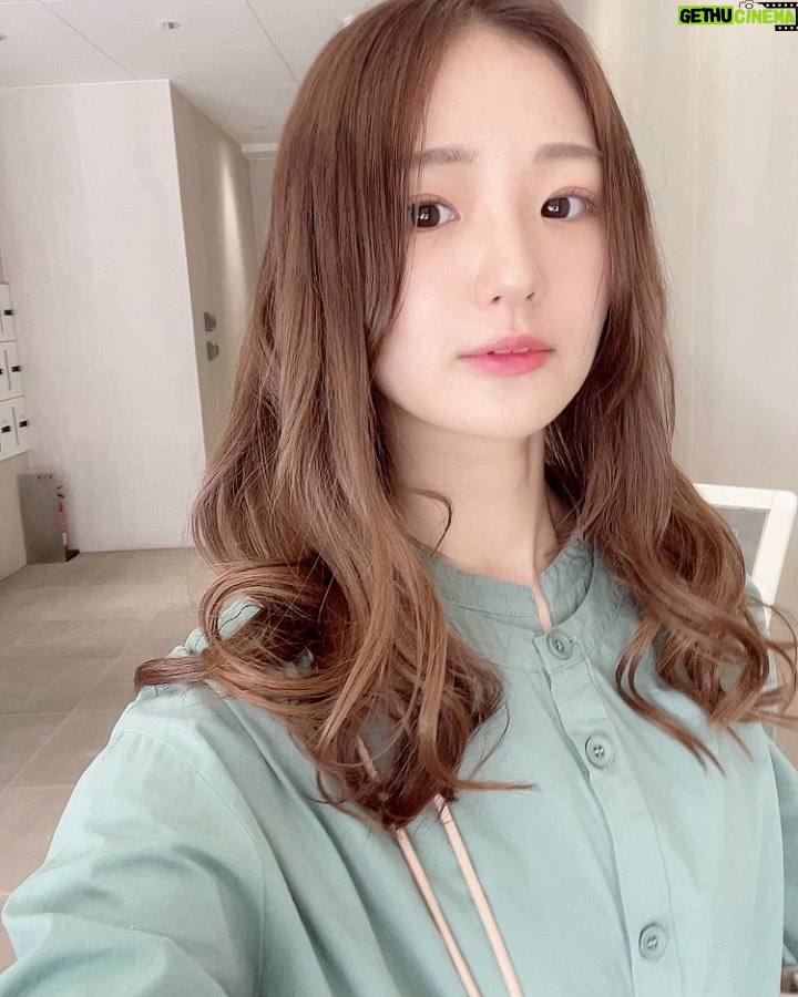 Kasumi Hasegawa Instagram - メガネ有り🥸無し😊 美容室帰り髪巻いてもらったから、ルンルンで撮った自撮りたち🤳 #巻き髪 #selfie #メガネ女子 #めがね女子 #自撮り #自撮り部 ヘアサロンamis by air