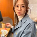 Kasumi Hasegawa Instagram - 新大久保を満喫した日🥸 ゆうちゃんが彼女とデートなうみたいな写真いっぱい撮ってくれた☺️♡ ありがとう！ #新大久保グルメ #クロッフル #新大久保カフェ #新大久保デート #メガネ女子 #めがね女子 #ヘアアレンジ #ハーフアップお団子 新大久保付近
