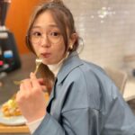 Kasumi Hasegawa Instagram - 新大久保を満喫した日🥸 ゆうちゃんが彼女とデートなうみたいな写真いっぱい撮ってくれた☺️♡ ありがとう！ #新大久保グルメ #クロッフル #新大久保カフェ #新大久保デート #メガネ女子 #めがね女子 #ヘアアレンジ #ハーフアップお団子 新大久保付近