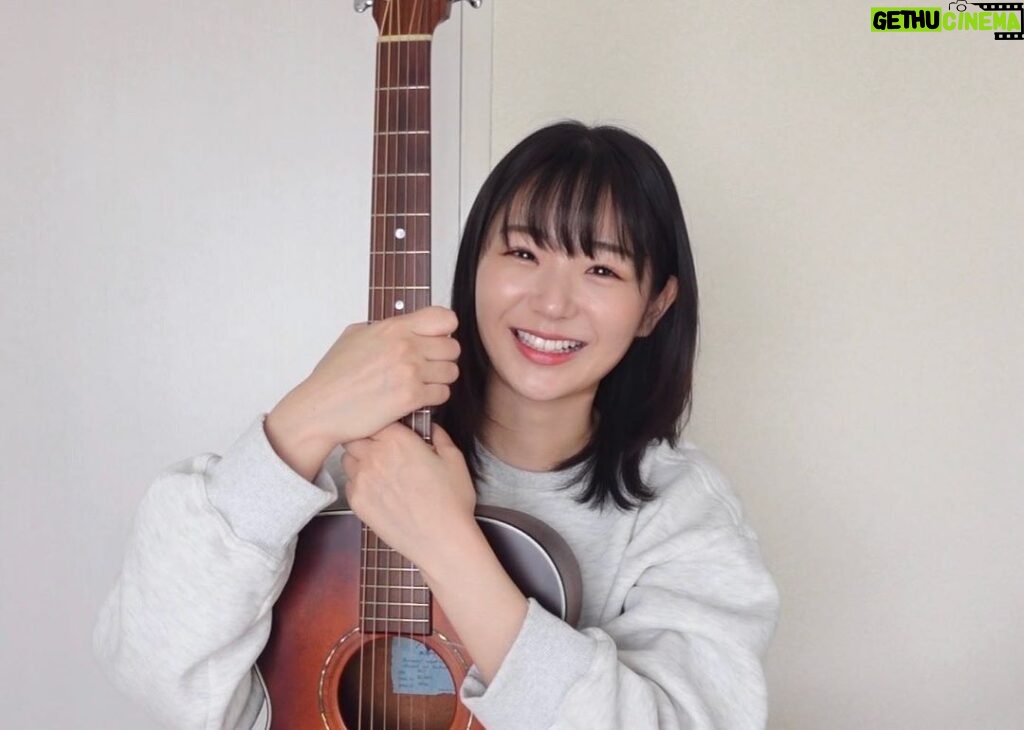 Kasumi Hasegawa Instagram - ギターとの記念写真ってことで✌