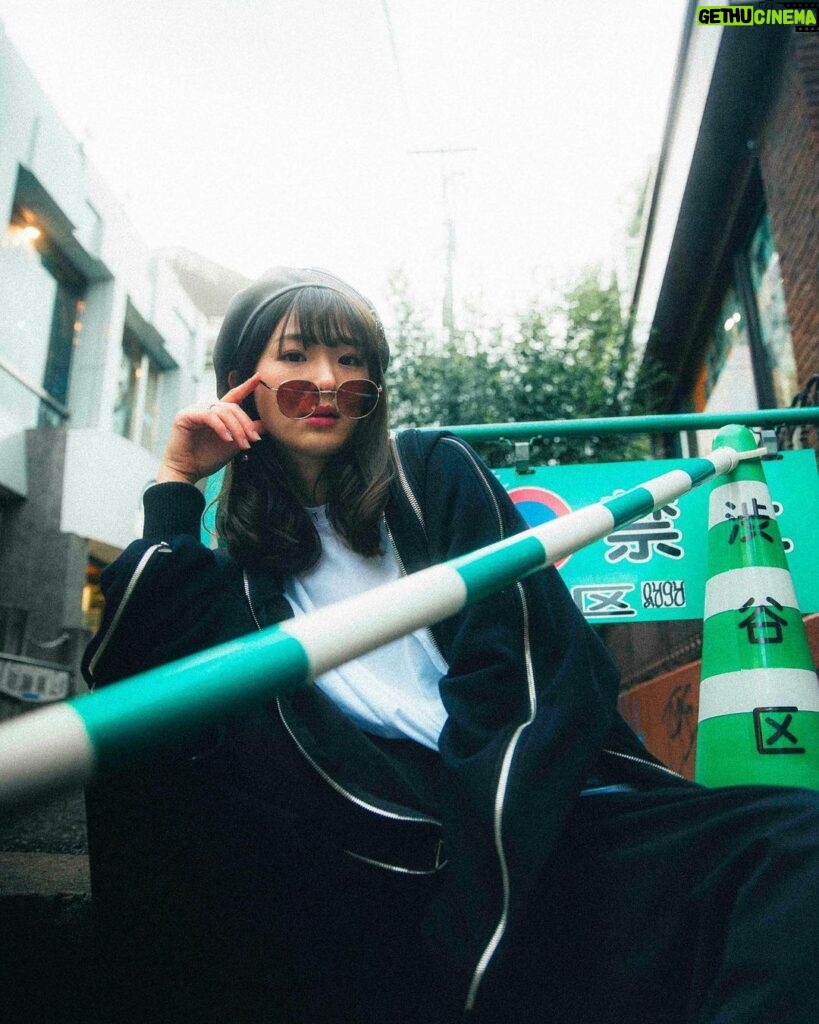 Kasumi Hasegawa Instagram - 実は黒も好き😌 #portraitphotography #portrait #東京カメラ部 #얼스타그램 #안경스타그램 #안경 #人像攝影 #攝影
