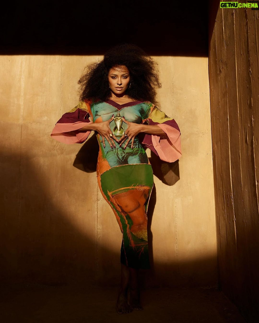 Kat Graham Instagram - Step into the world of #GaultierDivine the new captivating fragrance by @JeanPaulGaultier #IAmDivine #GaultierDivine #JeanPaulGaultier Photographer @nettihurley Styling @lordwarg @danielledintenstyle Hair @octavioleon @alvarezomar Makeup @sean_derbes Photo BTS @bryanfls Video @molvofilms