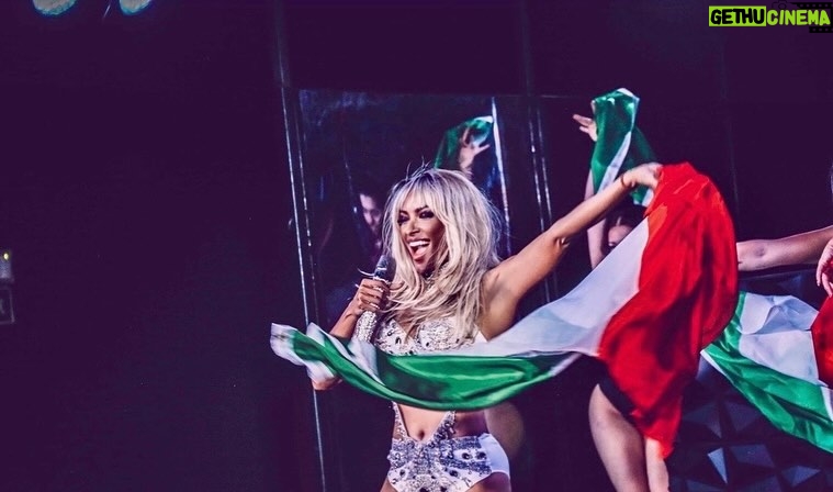 Kat Graham Instagram - Thank you to everyone who came out and sold out our first show this weekend in Italy!!! 🇮🇹 Grazie mille @paolaiezzireal for joining me on stage! So epic. So grateful. This marks the official launch of The TIME Tour. See you In Liverpool for another sold out weekend!! @ale_ssiofilippelli @marissaneola @federica_di_meo @bkjones20 @mariotyler @elisarampi @matteogiorgiinred @sweeneynaty Bologna, Italy