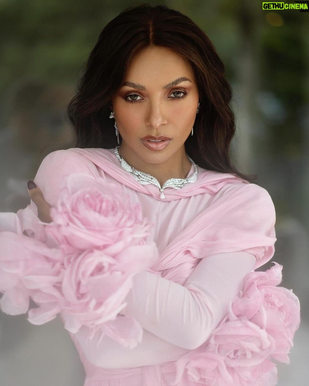 Kat Graham Instagram - @lofficielarabia cover story 🩷 Photographer & Stylist: Viktor Danilov @danilov.viktor_ Executive Director: Alessio Filippelli @ale_ssiofilippelli Jewellery: HRH Joaillerie @hrhjoaillerie Arabia