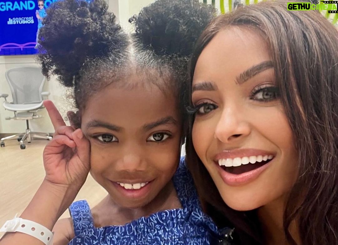 Kat Graham Instagram - So grateful to have joined @ryanseacrest for the Grand Opening of Seacrest Studios at Le Bonheur Children’s Hospital in Memphis, TN this week. @ryanfoundation is such an incredible organization. Thanks for having me. ✨⚡️💕 Le Bonheur Children's Hospital