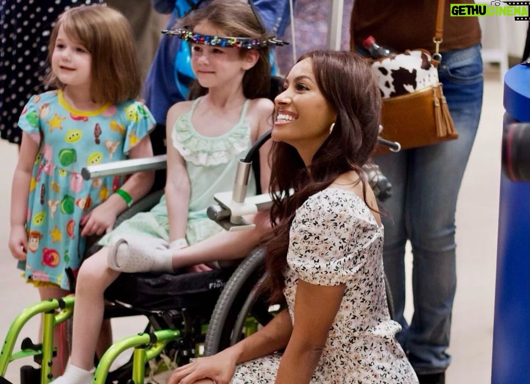 Kat Graham Instagram - So grateful to have joined @ryanseacrest for the Grand Opening of Seacrest Studios at Le Bonheur Children’s Hospital in Memphis, TN this week. @ryanfoundation is such an incredible organization. Thanks for having me. ✨⚡️💕 Le Bonheur Children's Hospital