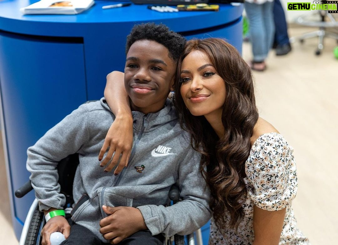 Kat Graham Instagram - So grateful to have joined @ryanseacrest for the Grand Opening of Seacrest Studios at Le Bonheur Children’s Hospital in Memphis, TN this week. @ryanfoundation is such an incredible organization. Thanks for having me. ✨⚡️💕 Le Bonheur Children's Hospital