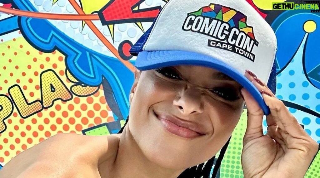 Kat Graham Instagram - Comic Con Cape Town baby! Thank you guys so much for 4 SOLD OUT days!! I honestly didn’t think y’all loved me like that 😂. It’s been such a treat connecting with so many of you in person. Love and gratitude 💕❤️‍🔥 Cape Town, South Africa
