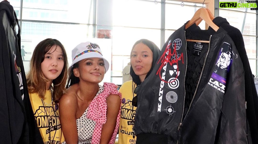 Kat Graham Instagram - Comic Con Cape Town baby! Thank you guys so much for 4 SOLD OUT days!! I honestly didn’t think y’all loved me like that 😂. It’s been such a treat connecting with so many of you in person. Love and gratitude 💕❤️🔥 Cape Town, South Africa