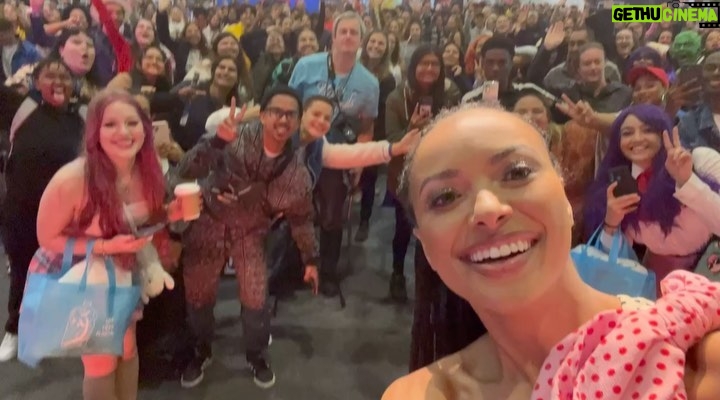 Kat Graham Instagram - Comic Con Cape Town baby! Thank you guys so much for 4 SOLD OUT days!! I honestly didn’t think y’all loved me like that 😂. It’s been such a treat connecting with so many of you in person. Love and gratitude 💕❤️🔥 Cape Town, South Africa