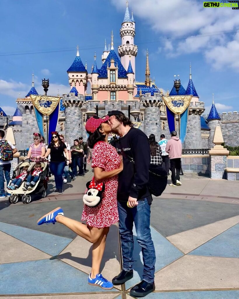 Kat Graham Instagram - Thank you to our friends at @disneyland for hosting us this Valentine’s Day! Such a special and epic day. It really is the most magical place on earth 🥰 Disneyland