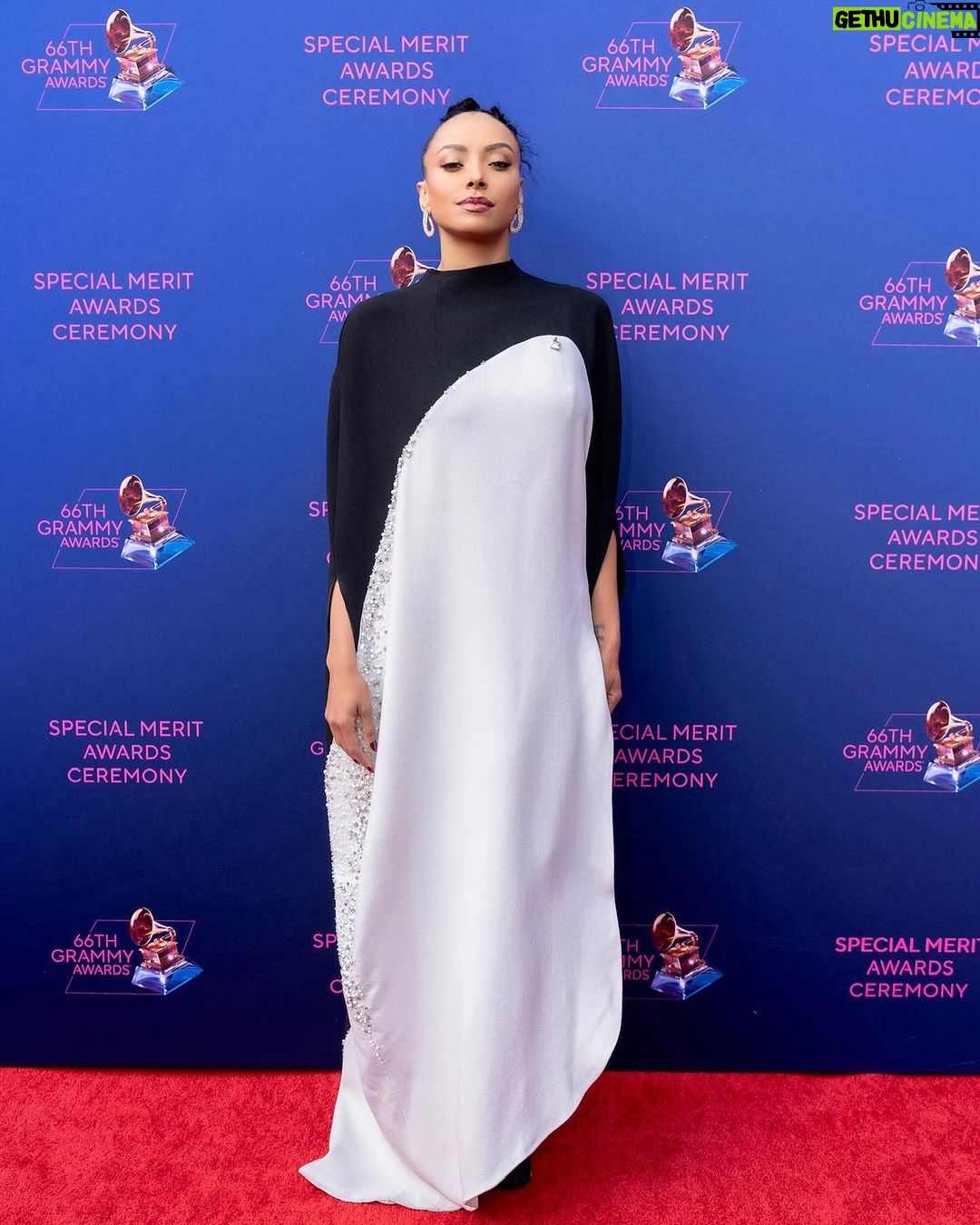 Kat Graham Instagram - Congratulations @knaanstagram on your Grammy Award for “Refugee” Best Song for Social Change at the Special Merit Awards. What an incredible honor to be able to present this to you. From our journey of being label mates (now over 10 years ago!) on A&M records, to having the privilege of being a part of your well deserved recognition. Thank you for using your platform and talents to bring awareness to the plight of refugees. This was an absolute dream come true having my two humanitarian worlds brought together with the @recordingacademy and @refugees. It felt like the deepest confirmation of alignment. So honored to be a part of the UN Refugee Agency and Recording Academy family. Two organizations that work tirelessly to protect, empower and support the world’s most vulnerable. Congratulations K’Naan. May the world see and understand what it means to be a refugee a little more today than they did yesterday. Thank you. 🙏🏽 Los Angeles, California