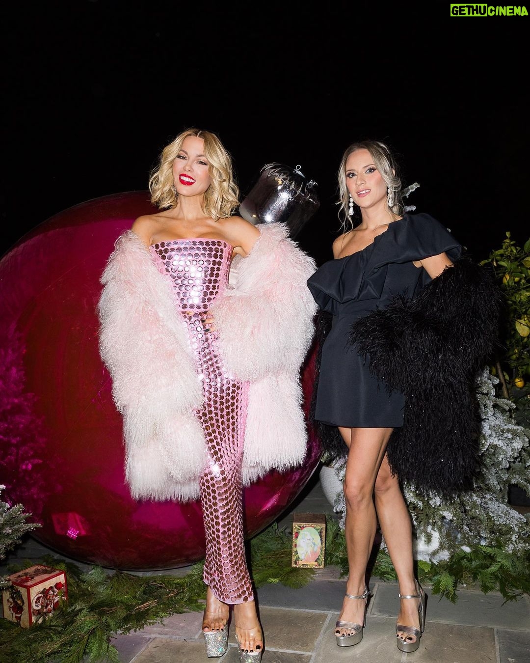 Kate Beckinsale Instagram - If there was any doubt that @kathyhilton has bigger Christmas balls than anyone else, let this be an end to it. Thankyou @kathyhilton, @nickyhilton and my girl @parishilton for a lovely,warm family night.🎄🎄🎄