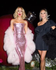 Kate Beckinsale Instagram - If there was any doubt that @kathyhilton has bigger Christmas balls than anyone else, let this be an end to it. Thankyou @kathyhilton, @nickyhilton and my girl @parishilton for a lovely,warm family night.🎄🎄🎄