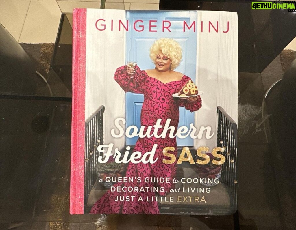 Kate Beckinsale Instagram - Thank you, @magnushastings for this absolutely genius portrait of the iconic @gingerminj and thank you to the icon herself for sending me her book, #southernfriedsass - a queen's guide to cooking, decorating, and living just a little EXTRA 👑👑👑