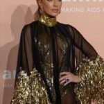 Kate Beckinsale Instagram - Having tinsel-itis at @amfar Venezia in @georgeschakraofficial 🖤