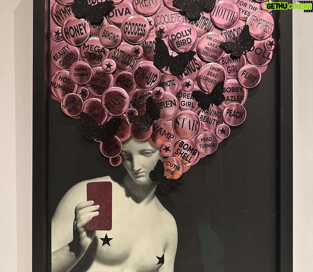 Kate Beckinsale Instagram - I love love this piece βSong of the sirenβ by @stu_art_forrester I got from @eastartgallery.london ππππ clever clever