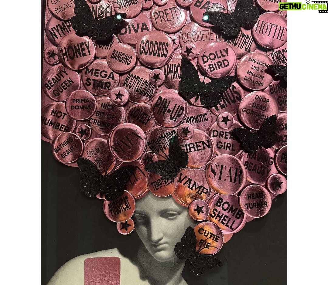 Kate Beckinsale Instagram - I love love this piece βSong of the sirenβ by @stu_art_forrester I got from @eastartgallery.london ππππ clever clever