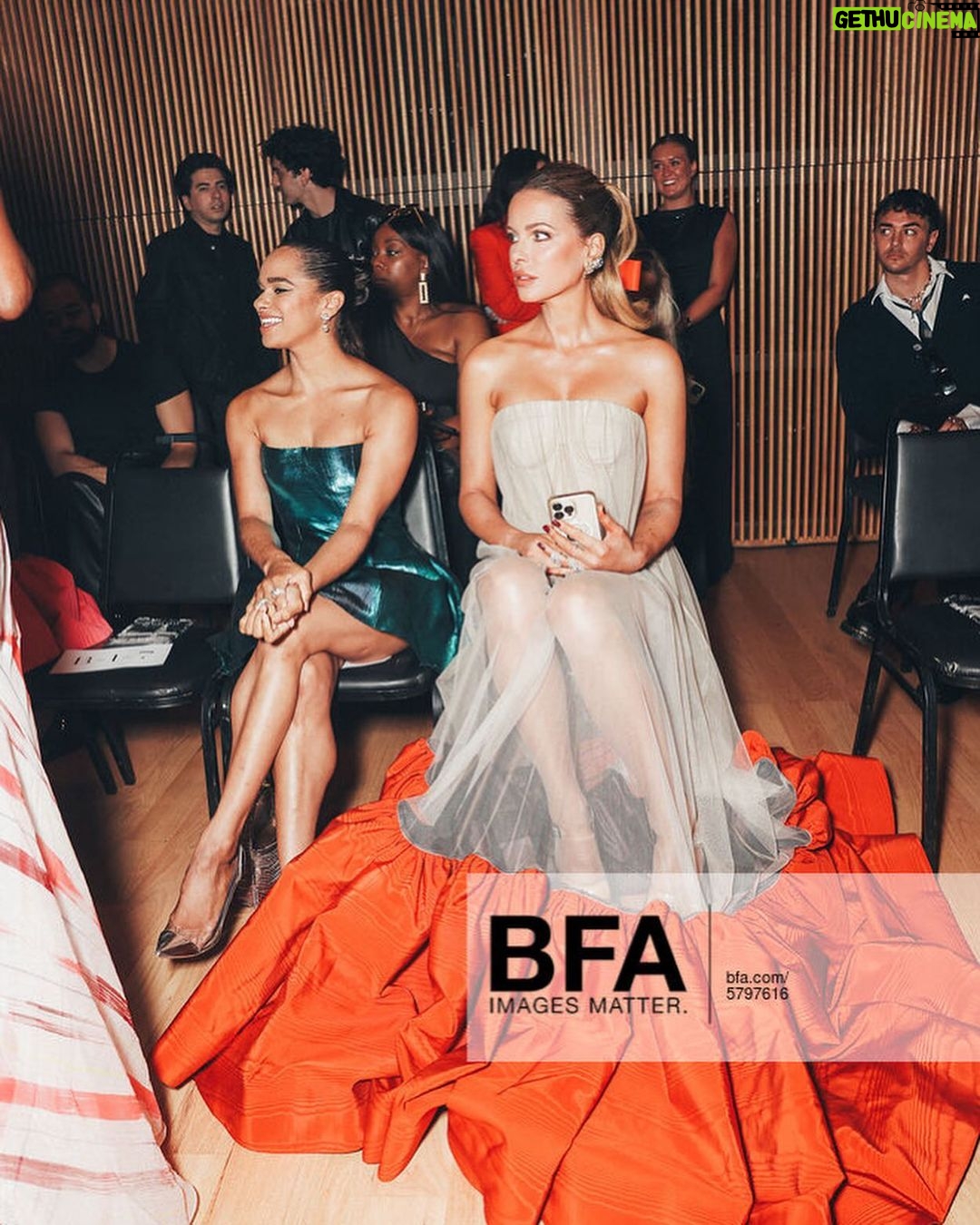 Kate Beckinsale Instagram - Beautiful,delicate,vibrant show from my friend @bachmai. I love your talent and your vulnerable loving heart 🧡 Thank you so much for having me xxx #nyfw@ 📸: @itschristopherthorne