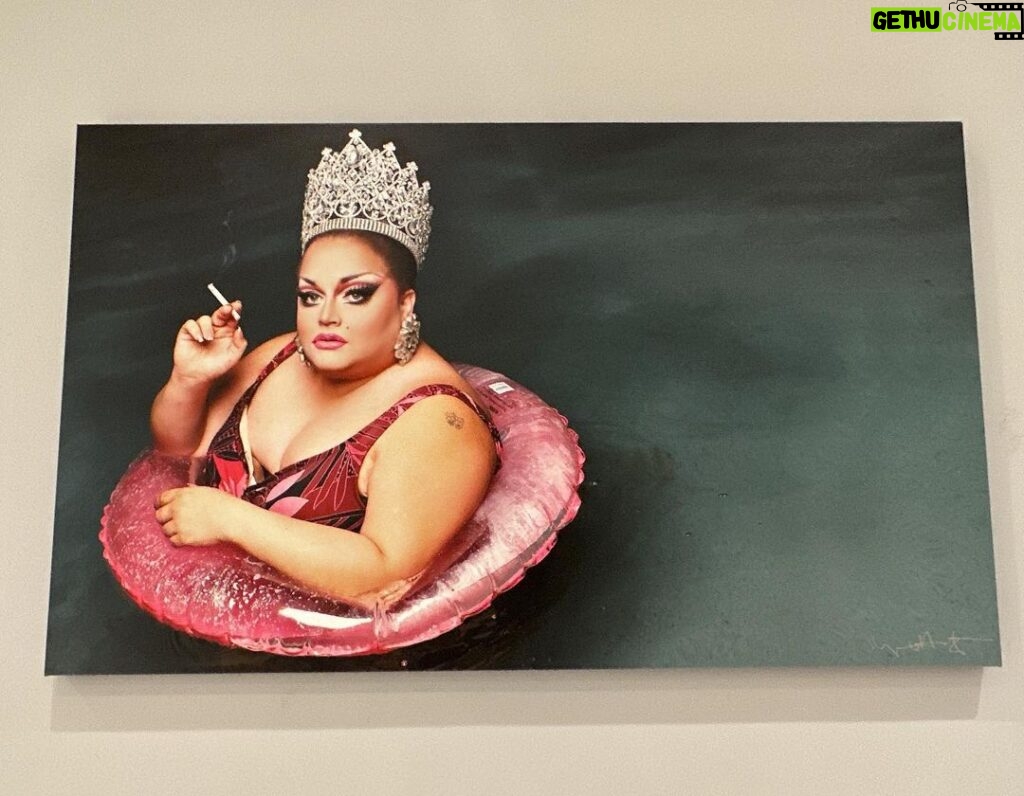 Kate Beckinsale Instagram - Thank you, @magnushastings for this absolutely genius portrait of the iconic @gingerminj and thank you to the icon herself for sending me her book, #southernfriedsass - a queen's guide to cooking, decorating, and living just a little EXTRA 👑👑👑