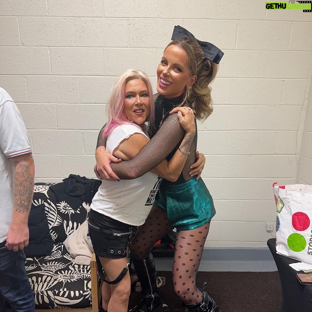 Kate Beckinsale Instagram - And then I had a big cuddle with the divine, warm and lovely @samanthafoxofficial and tried to recreate @brucegrobbelaar’s save on her drummer’s buttock tattoo and I think I can say I may be the only actress in Hollywood who has managed both in one day.